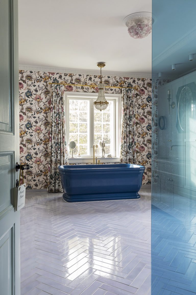 Unidrain helps create a ‘rock-star’ bathroom Unidrain helps create a 'rock-star' bathroom